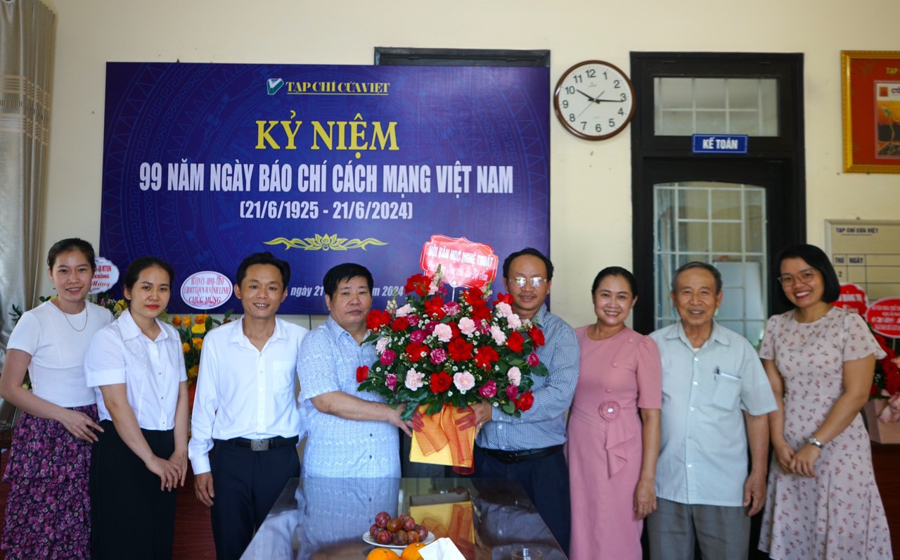 Hội VHNT tỉnh tặng hoa ch&uacute;c mừng